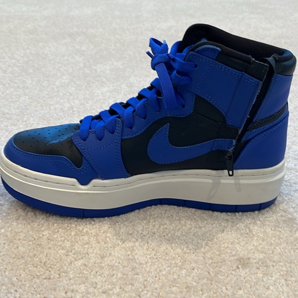 Women’s Nike platform high tops 💙🖤 - Picture 3 of 6
